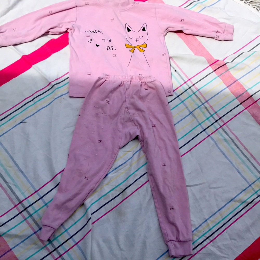 I’m selling a Pajama for two year old stats quite soft and cute